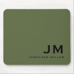 Modernes, trendy Minimal Monogram Olive Mousepad<br><div class="desc">Ein minimalistisches Monogramm-Design mit großen typografischen Initialen in einer klassischen Blocktypografie mit Ihrem Namen unten. Dieses berufliche Mousepad eignet sich hervorragend für Zuhause,  Büro oder personalisierte Geschenke.</div>