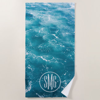 Modernes Türkisblaues Ozeanwellenmuster Monogramm Strandtuch