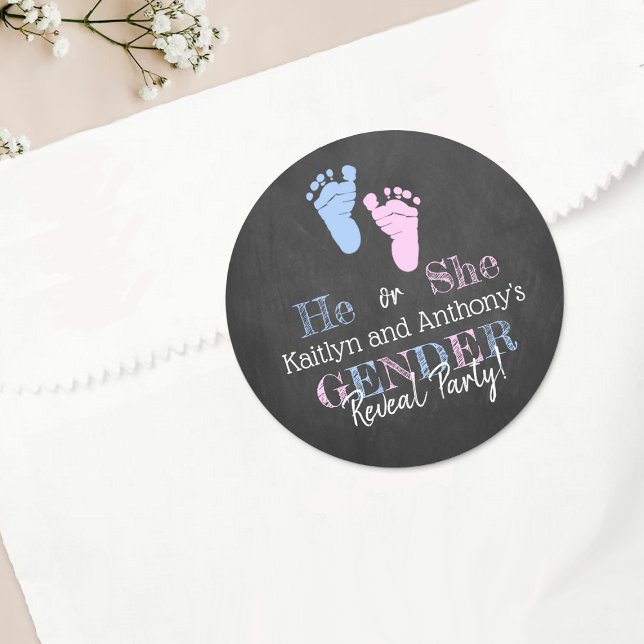 Modernes Typografie Gender Reveal Party! Babyparty Runder Aufkleber (Von Creator hochgeladen)