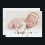 Modernes Typografie Neugeborenes Foto Vielen Dank Dankeskarte<br><div class="desc">Einfache moderne Elegant Calligraphy Script Foto Neuborn Baby Vielen Dank für Ihre Geburtsankündigung Karte. Enthält einen wunderschönen "Dankeschön"-Text in einem handgeschriebenen Kalligrafie-Schriftart-Skript in Grau. Vorgefertigte persönliche Nachricht auf der Rückseite in Schwarz/Weiß. Ideal für ein kleines Mädchen oder einen kleinen Jungen. Einfach mit Ihrem Baby Foto und Details personalisieren.</div>