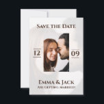 Modernes und einfaches Foto Save the Date<br><div class="desc">Freuen Sie sich auf eine moderne und schlichte Save the Date Karte mit einem romantischen Foto und einer übersichtlichen, minimalistischen Gestaltung. Fett, klar und detailliert das Hochzeitsdatum und die Namen der Ehegatten, betont durch ein Foto und erdigen, rustikalen Touchs für ein warmes, fröhliches Ambiente. Die große, elegante Schrift und das...</div>