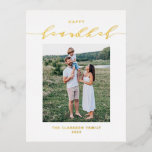 Modernes und elegantes Script Happy Hanukkah Foto Folien Feiertagspostkarte<br><div class="desc">Happy Hanukkah! Senden Sie Hanukkah Wünsche an Familie und Freunde mit dieser anpassbaren Goldfolie Hanukkah Postcard. Es zeichnet sich durch eine elegante Kalligraphie und einfache Typografie aus. Personalisieren Sie diese durch Hinzufügen von Namen und Fotos. Diese Goldfolie Happy Hanukkah Postcard ist auf anderen Cardstock erhältlich.</div>
