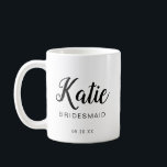 Modernes und minimales Typografisches Bridesmaid M Kaffeetasse<br><div class="desc">Unsere moderne,  minimalistische und typografische Tasse ist ein Geschenk für Ihre Brautjungfrau. Der Name der Brautjungfrau ist ein zeitgenössischer Schriftart mit einem Pinselskript und einem Hochzeitsdatum. Auf der anderen Seite der Tasse befindet sich das Monogramm der Brautjungfrau,  das in einem Imitat goldenes Herz platziert ist.</div>