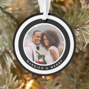 Modernes Verheiratetes und fröhliches Erstes Foto Ornament