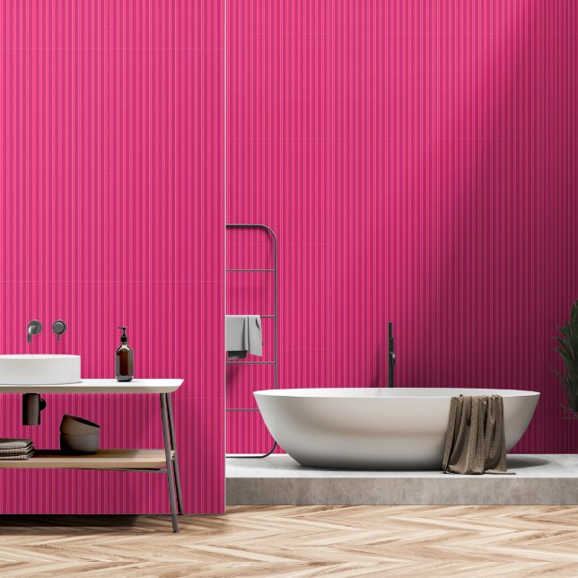 Modernes vertikal schockierendes rosa gestreiftes  tapete (Badezimmer)