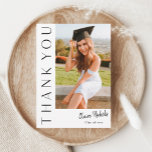 Modernes Vertikales Foto Abschluss Vielen Dank Postkarte<br><div class="desc">Dieser moderne, elegante Foto Abschluss Dankeschön-Karte verfügt über ein vertikales Foto und eine Überschrift mit anpassbarem Skriptnamen und Text auf der Vorderseite. Der Rücken hat eine persönliche Nachricht und Signatur, die beide abnehmbar sind, wenn Sie es vorziehen, schreiben Sie Ihre Dankeschön-Notizen. Klicken Sie auf die Schaltfläche Bearbeiten, um dieses Design...</div>