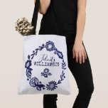 Modernes Vintages Navy Blue & White Floral Wreath Tasche<br><div class="desc">Mit unserem ausdrucksvollen, stilvollen Totbeutel-Design, das sich perfekt für den Alltag eignet, lassen Sie sich von Ihrem eigenen Stil abheben. Das Design besticht durch stilvolle, moderne Flora und Blätter, die sich zu einem wunderschönen, kreisförmigen Kranz-Familiennamen mit Monogramm Totbeutel verbinden. Ändern Sie es nach oben, dreh einfach die Tüte, um ein...</div>