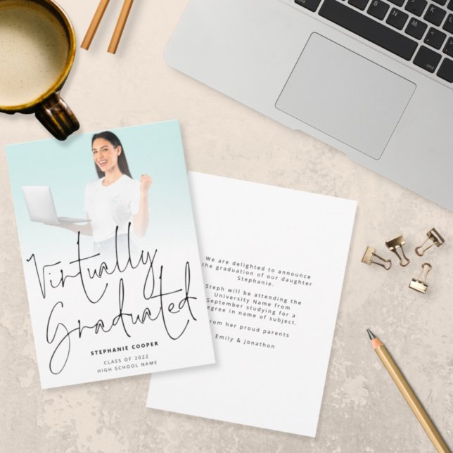 Modernes virtuell abgestuftes Foto 2022 Abschluss Ankündigung (Von Creator hochgeladen)