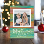 Modernes Watercolor Happy New Year Holiday Foto Feiertagskarte<br><div class="desc">Verwenden Sie ein quadratisches Foto mit dem Thema in der Mitte. Machen Sie einen einzigartigen und trendigen Happy New Year's Day Gruß mit einem hellen und fröhlichen Muster auf der Rückseite. Wenn Sie etwas bewegen möchten,  klicken Sie auf die Schaltfläche Anpassen,  um Änderungen vorzunehmen.</div>