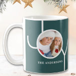 Modernes Weihnachts-Foto Green Kaffeetasse<br><div class="desc">Diese moderne Weihnachtszeit-Tasse ist mit dem Wort JOY auf grünem Hintergrund dekoriert. Einfach mit Ihrem Foto und Namen anpassbar.</div>
