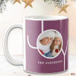 Modernes Weihnachts-Foto Lila Kaffeetasse<br><div class="desc">Diese moderne Weihnachtszeit-Tasse ist mit dem Wort JOY auf einem lila Hintergrund dekoriert. Einfach mit Ihrem Foto und Namen anpassbar.</div>