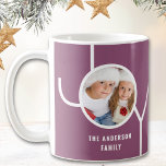 Modernes Weihnachts-Foto Lila Kaffeetasse<br><div class="desc">Diese moderne Weihnachtszeit-Tasse ist mit dem Wort JOY auf einem lila Hintergrund dekoriert. Einfach mit Ihrem Foto und Namen anpassbar.</div>