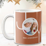 Modernes Weihnachts-Foto Rost Kaffeetasse<br><div class="desc">Diese moderne Weihnachtsweihnachtszeit ist mit dem Wort JOY auf einem Rosthintergrund dekoriert. Einfach mit Ihrem Foto und Namen anpassbar.</div>