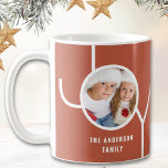 Modernes Weihnachts-Foto Rost Kaffeetasse<br><div class="desc">Diese moderne Weihnachtsferien-Tasse ist mit dem Wort JOY auf einem Rosthintergrund dekoriert. Einfach mit Ihrem Foto und Namen anpassbar.</div>