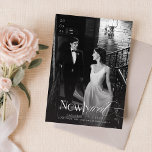 Modernes Weihnachts-Overlay-Foto Feiertagskarte<br><div class="desc">Feiern Sie Ihre fröhliche Jahreszeit mit dieser Vintagen zweiseitigen Weihnachtskarte. Mit einem eleganten Schwarz-Weiß-Foto vereint diese zweiseitige Karte die romantische und einzigartige Atmosphäre Ihres ersten Jahres als verheiratetes Ehepaar. Die zeitlose Ästhetik, gepaart mit herzlichen, individuellen Botschaften, macht diese Karte zum idealen Ort, um Ihre Liebe während der Ferien zu teilen....</div>
