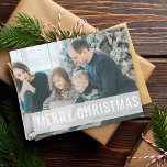 Modernes WeihnachtsFoto | Einfach saures Weiß Feiertagskarte<br><div class="desc">Schöne Fotoreise-Karte mit einem einfachen, modernen, minimalistischen "Frohe Weihnachten" Zitat-Banner in frischem weißem Text mit einem trendigen Ausschnitt-Design auf einem halbtransparenten Overlay-Hintergrund. Diese vielseitige Karte kann mit Ihrem eigenen Foto, Familienname und Jahr personalisiert werden, um eine wirklich einzigartige und maßgeschneiderte Karte für die festliche Saison zu machen. Die Insider-Nachricht "Wünscht...</div>