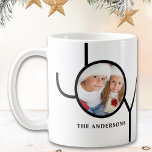 Modernes WeihnachtsFoto Kaffeetasse<br><div class="desc">Diese moderne Weihnachtsweihnachtszeit ist mit dem Wort JOY auf schwarz-weißem Hintergrund dekoriert. Einfach mit Ihrem Foto und Namen anpassbar.</div>