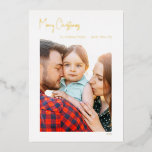 Modernes Weihnachtsskript Vertical Single Foto Gol Folien Feiertagskarte<br><div class="desc">Diese moderne Weihnachtsskriptkarte für den vertikalen Single Foto mit Goldfolie ist perfekt für Ihren minimalistischen Shabby Chic boho weißen und goldenen Urlaub Gruß. Die minimale whimsical handgeschriebene Kalligraphie ist delikat und rustikal, bleibe elegant und elegant. Das Design spiegelt einen ganz weißen Wintertag wider und erinnert an Erinnerungen eines vereinfachenden Lebens....</div>