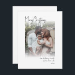 Modernes Weihnachtsskript Vertikal verblichenes Fo Feiertagskarte<br><div class="desc">Dieses moderne Weihnachtsskript senkrechten verblassten Foto ist perfekt für Ihren minimalistischen Shabby Chic boho Schwarz-Weiß-Feiertag Gruß. Die minimale whimsical handgeschriebene Kalligraphie ist delikat und rustikal, bleibe elegant und elegant. Das Design spiegelt einen ganz weißen Wintertag wider und erinnert an Erinnerungen eines vereinfachenden Lebens. Sie werden feststellen, dass alles über dieses...</div>