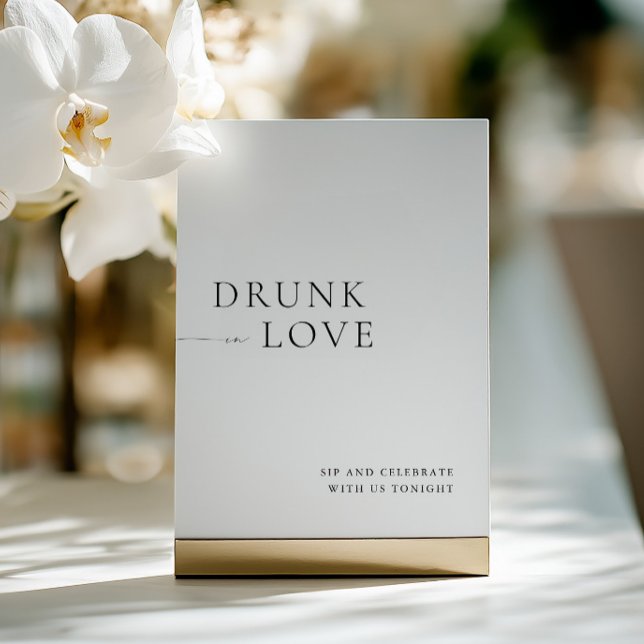 Modernes Weiß Betrunken in Liebe Hochzeitszeichen  Einladung (Modern White Drunk in Love Wedding Bar Sign)