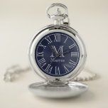 Modernes Weiß & Navy Blau mit Individuelle Name Taschenuhr<br><div class="desc">Moderne,  Vintag marineblau-blaue Taschenuhr mit weißen römischen Ziffern und einem Monogramm Buchstaben und Vornamen in Weiß.</div>