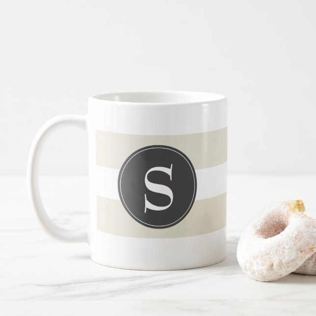 Modernes Weiß, Taupe, Schwarzes Monogramm Kaffeetasse (Mit Donut)