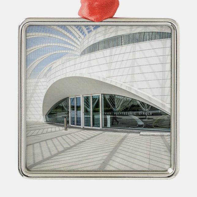 Modernes, weißes Gebäude Ornament Aus Metall (Vorne)