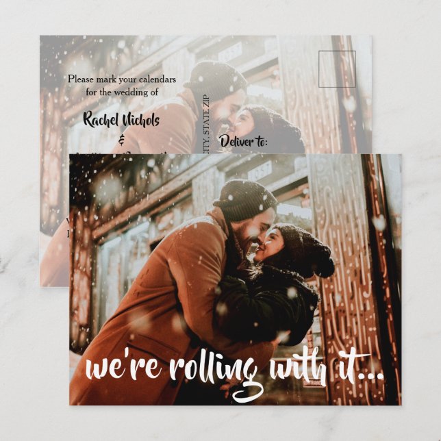 Modernes White Script Wedding Foto Save the Date Ankündigungspostkarte (Vorne/Hinten)