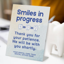 Modernes Zahnbüro lächelt Zähne benutzerdefinierte