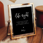 Modernes Zeichen für schwarze Datumsangaben Poster<br><div class="desc">Date Nacht Ideen für das Zeichen der Neuvermählten. Eine kühne und trendige Typografie für Ihr Party liefert und Schreibwaren,  schlicht und elegant mit einem Schwarz-Weiß-Thema. Vollständig anpassbar: Sie können bei Bedarf die Farben des Schriftartes und des Hintergrunds ändern.</div>