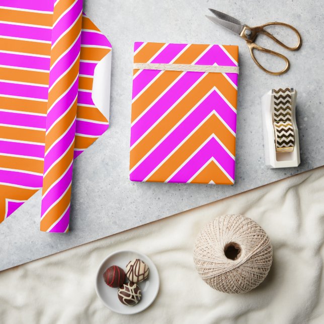 Modernes Zigzag Streifen Hot Pink Orange Geschenkpapier (Kunsthandwerk)