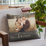 Modernes Zuhause Einfaches Script Foto Charcoal Kissen<br><div class="desc">Score eine sofortige Dekoration Upgrade - Ihr Sofa (und Herz) wird Ihnen danken! Dieses schlichte, moderne Foto-Kissen zeigt Ihr Lieblings-Foto, ob es nun ein Familienp[ortrait oder ein cooler Urlaubsfoto ist, über trendige Skriptkalligraphie mit minimalistischer Typografie, die DIESE PLACE WIR RUFEN ZUHAUSE. Große Hauswärmung nach dem Einziehen oder ein süßes Geschenk...</div>