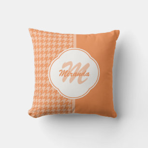Modifiziertes Orange Hahnentrittmuster Monogramm u Kissen