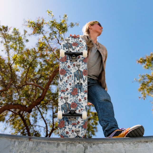 Modische Skelette in Jean-Jacke mit Rose Skateboard (Außenbereich 1)