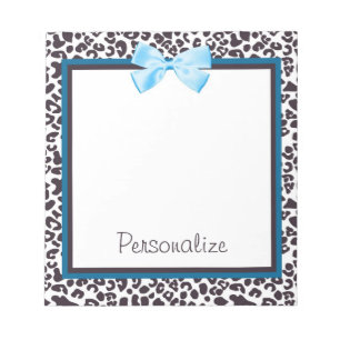 Modischer Leopard-Druck und blaues Band mit Namen Notizblock
