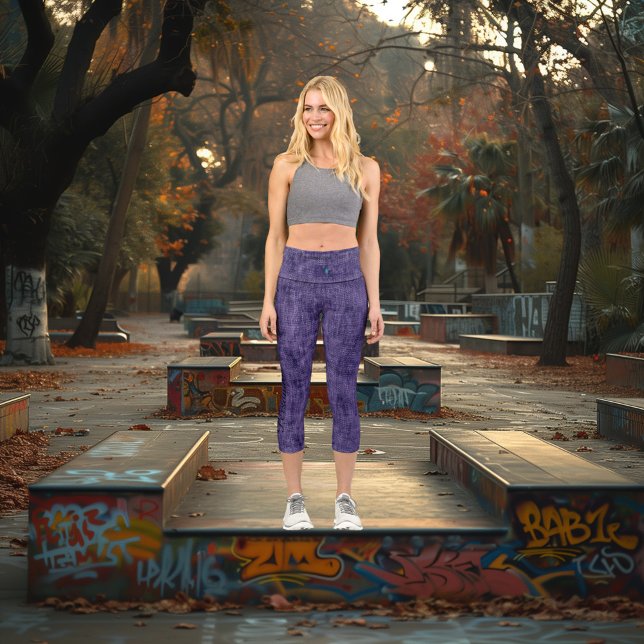 Modischer Lila Denim texturiert: Text & Logo Capri Leggings (Von Creator hochgeladen)