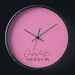 Modrin Minimalistisch Einfache Bezeichnung Rosa Uhr<br><div class="desc">Moderne minimalistische einfache und stilvolle große Uhr mit einem modernen soliden Stil in einem schönen rosa und Namen in einfachen modernen Typografie. Sie können ganz einfach für sich selbst oder als besonderes Geschenk für einen geliebten Menschen personalisieren.</div>