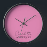 Modrin Minimalistisch Einfache Bezeichnung Rosa Uhr<br><div class="desc">Moderne minimalistische einfache und stilvolle große Uhr mit einem modernen soliden Stil in einem schönen rosa und Namen in einfachen modernen Typografie. Sie können ganz einfach für sich selbst oder als besonderes Geschenk für einen geliebten Menschen personalisieren.</div>