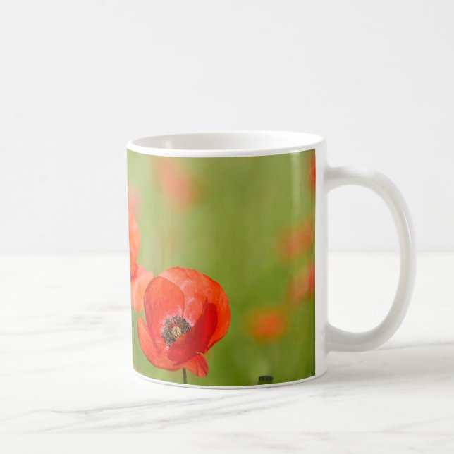 Mohnblumen in einer Mohnblumenfeld-Tasse Kaffeetasse (Rechts)
