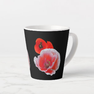 Mohnblumen Nahaufnahme auf schwarzer Latte-Tasse Milchtasse