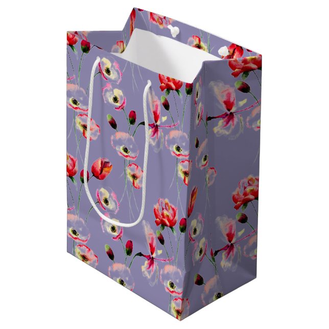 Mohnmuster auf Lila Mittlere Geschenktüte (Vorderseite Schrägansicht)