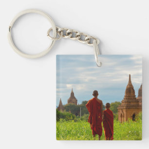 Moines avec des temples anciens