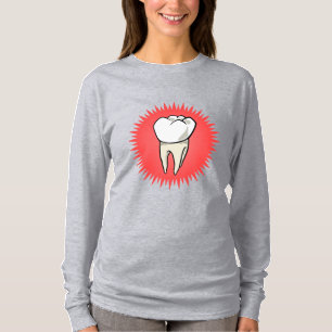 Molar fraîchement extrait sur un T-shirt starburst