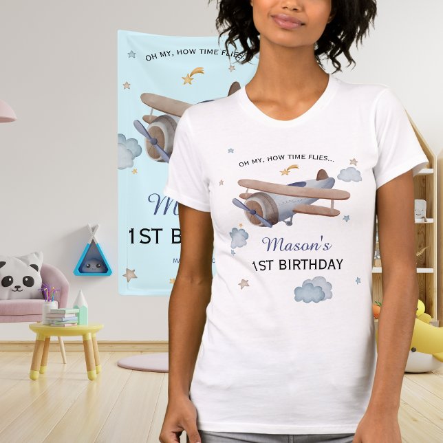 Mom Airplane Time Flies 1st Birthday T-Shirt (Von Creator hochgeladen)