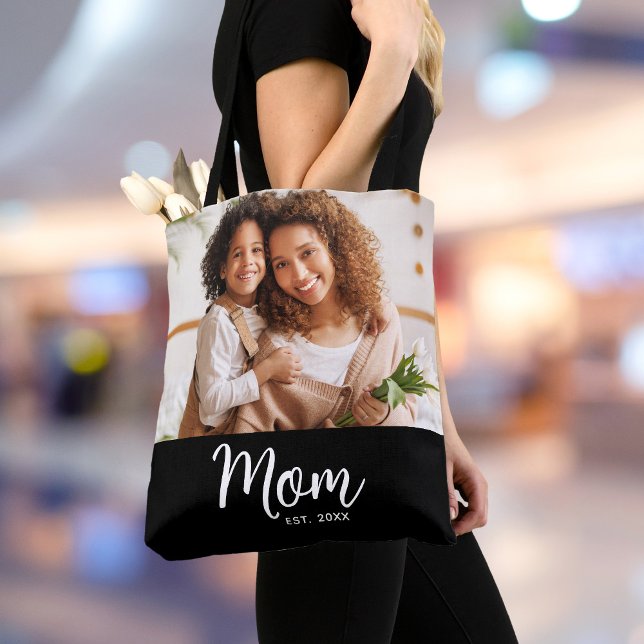 Mom Established Date White Script Photo on Black  Tasche (Von Creator hochgeladen)