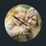 Mom Established Modern Script Photo Runde Wanduhr<br><div class="desc">Celebrate your First Mothers Day with this soft modern Script "Mom Established Modern Script Photo Round Clock". This Custom Mom Established Year Photo Clock is the perfect New Mom Gift, and also great for veteran moms. This modern mom style clock makes a wonderful gift for so many gift occasions, such...</div>