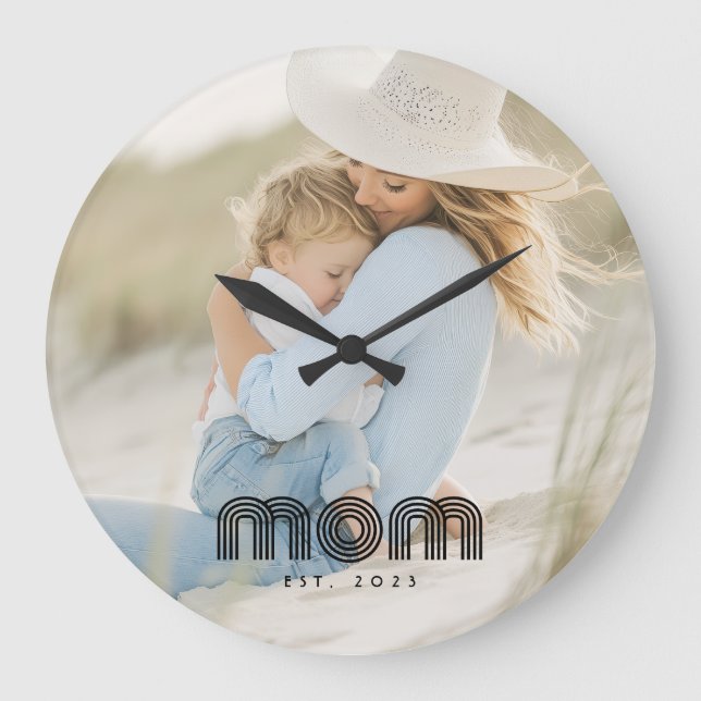 Mom Established Modern White Script Photo  Große Wanduhr (Vorderseite)