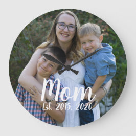 Mom Established Modern White Script Photo Große Wanduhr