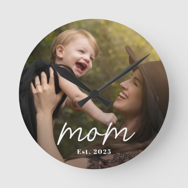 Mom Established Modern White Script Photo Runde Wanduhr (Vorderseite)
