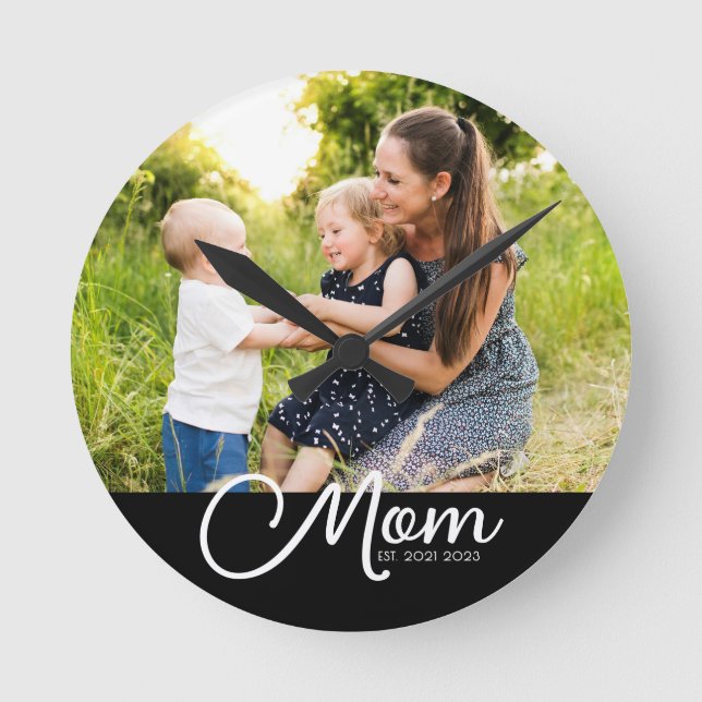 Mom Established Modern White Script Photo  Runde Wanduhr (Vorderseite)